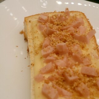 魚肉ソーと生姜チーズすり胡麻のトースト
